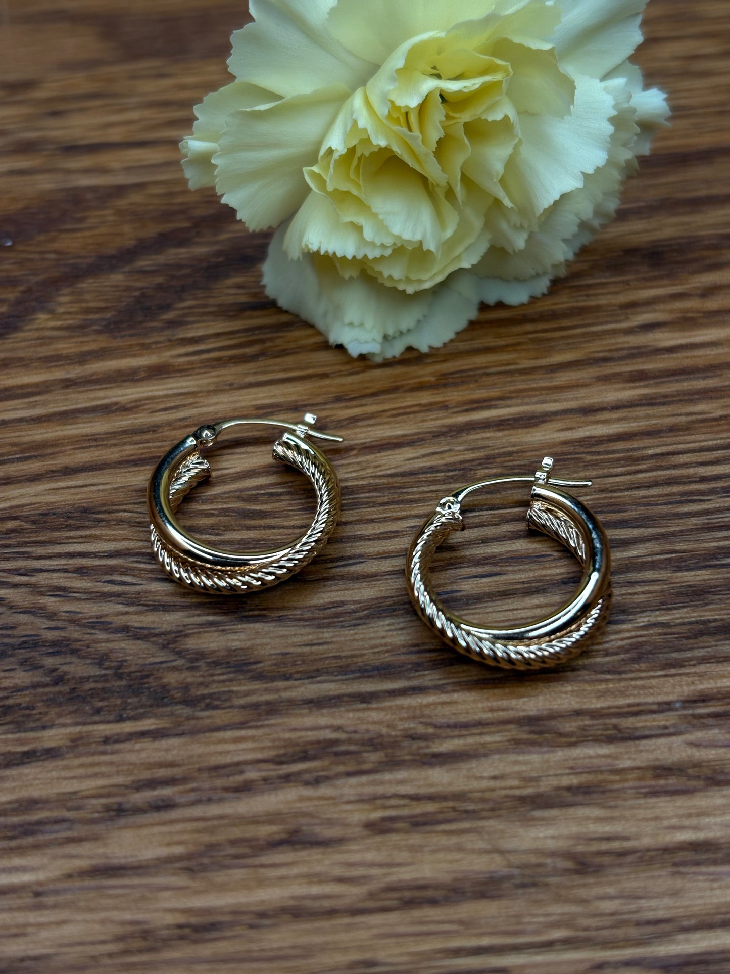 10k Vintage Swirl Mini Hoop
