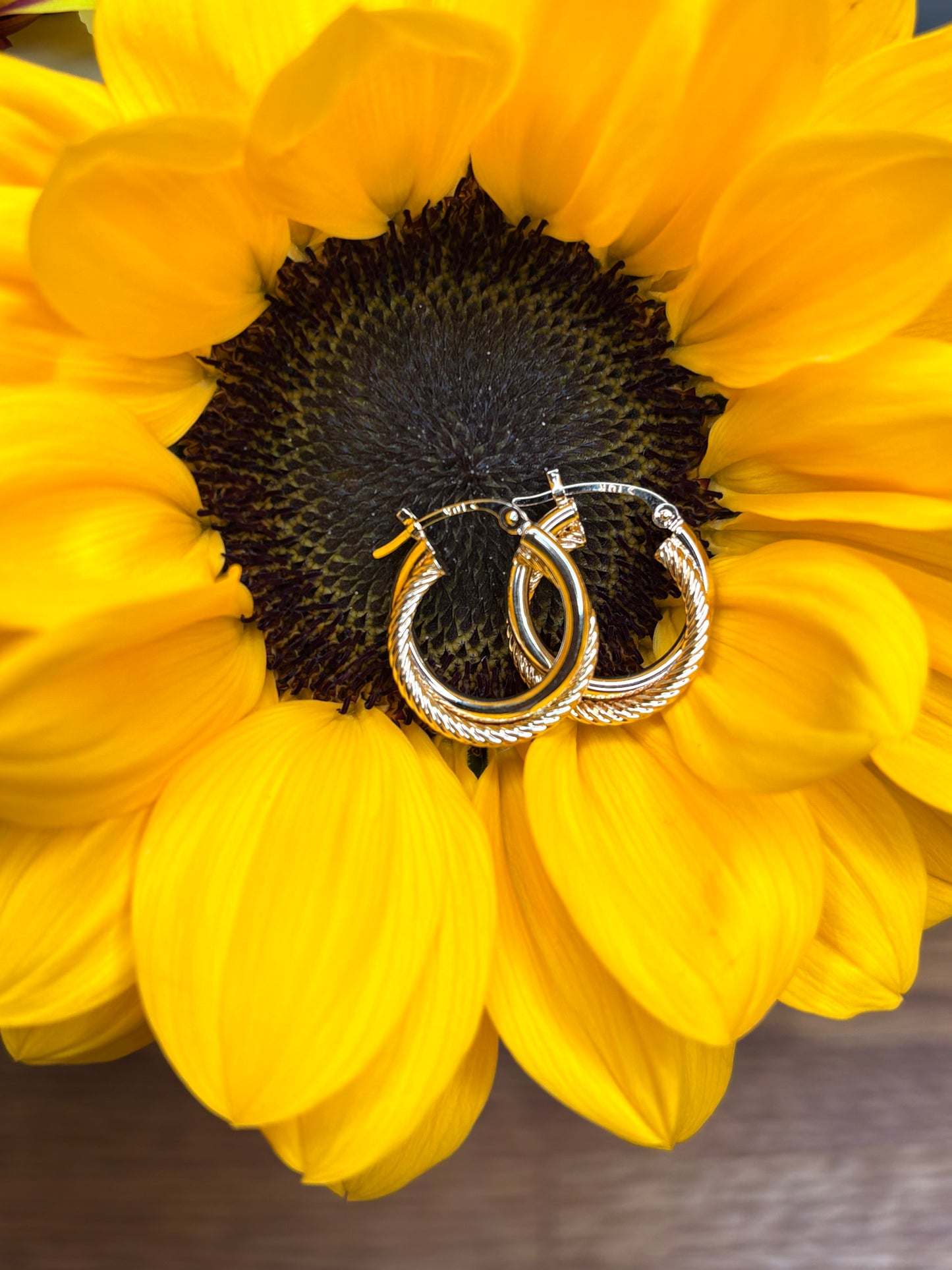 10k Vintage Swirl Mini Hoop