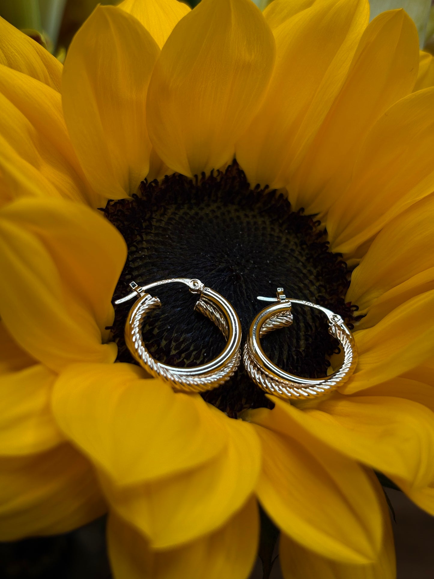 10k Vintage Swirl Mini Hoop