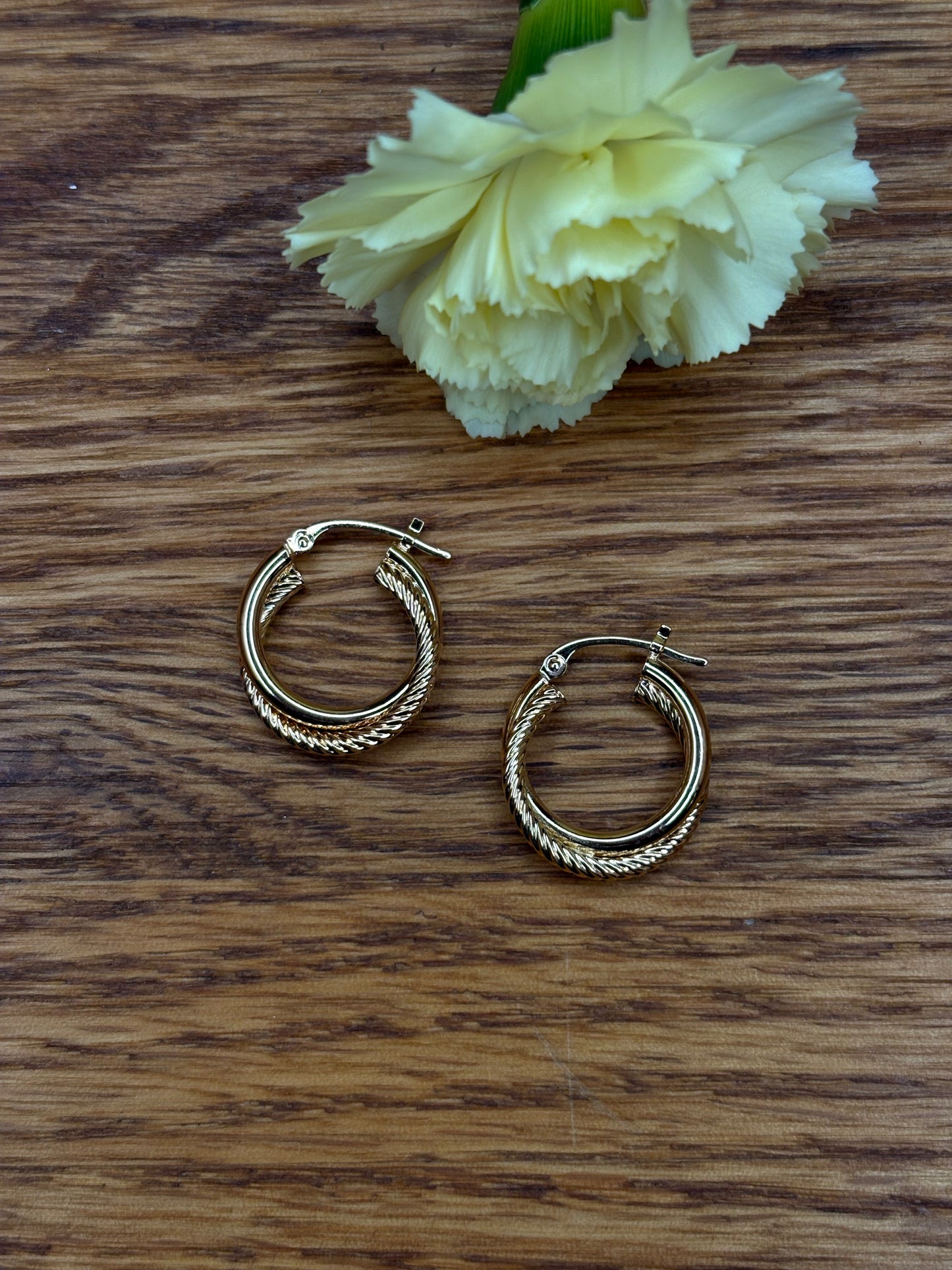 10k Vintage Swirl Mini Hoop